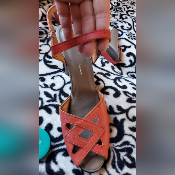 Remix Garnet Two Toned Heels size 9.5 Never worn - Picture 2 of 9